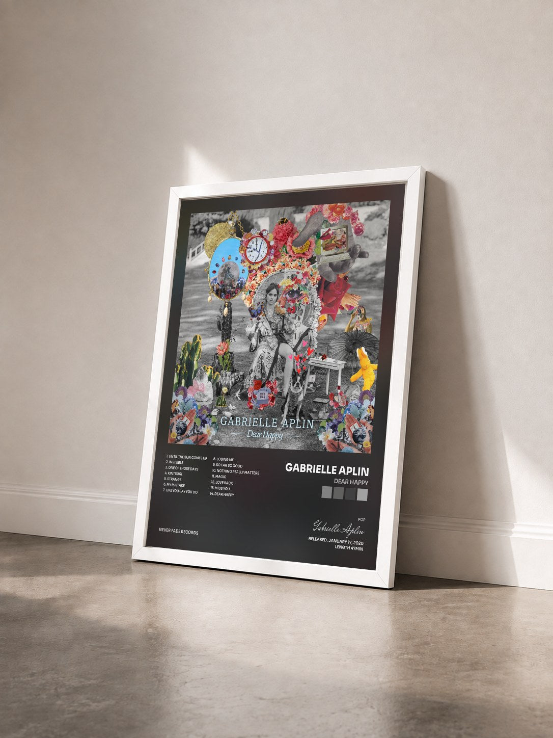 #blanc Tableau de l'album Dear Happy de Gabrielle Aplin vu de trois quarts, cadre blanc