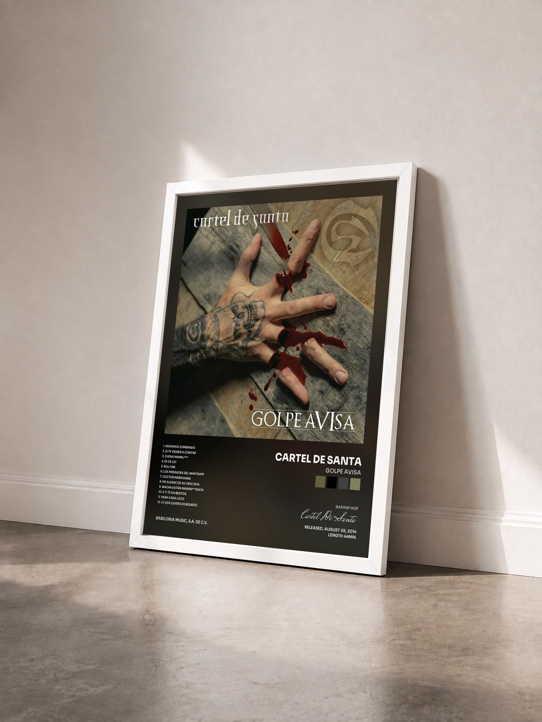 #blanc Tableau de l'album Golpe Avisa de Cartel De Santa vu de trois quarts, cadre blanc