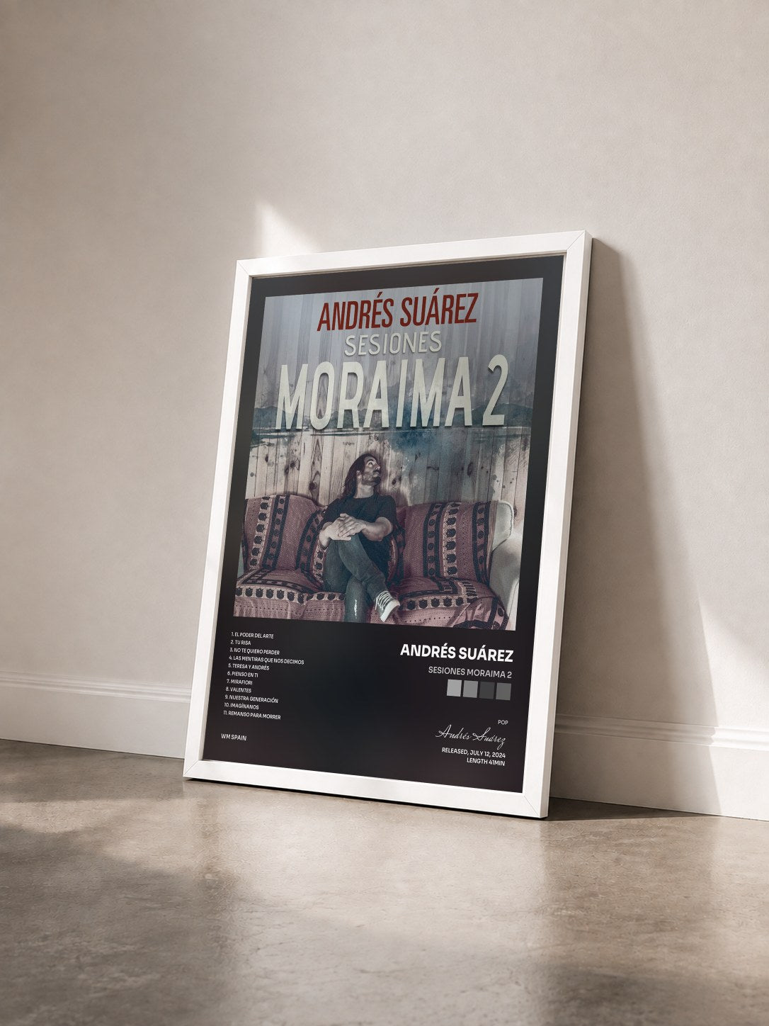 #blanc Tableau de l'album Sesiones Moraima 2 de Andrés Suárez vu de trois quarts, cadre blanc