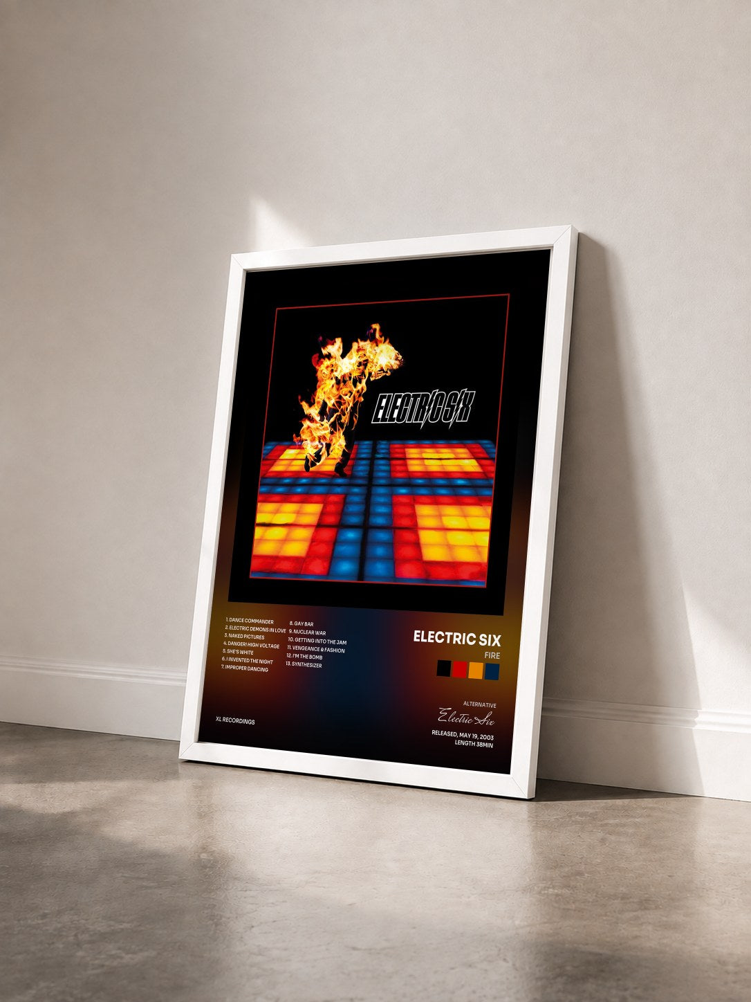#blanc Tableau de l'album Fire de Electric Six vu de trois quarts, cadre blanc