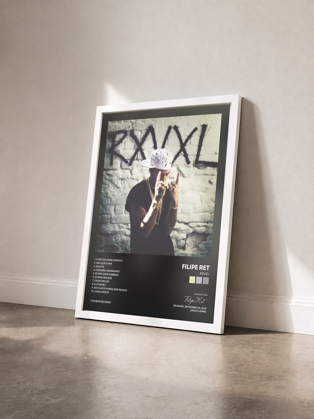 #blanc Tableau de l'album Revel de Filipe Ret vu de trois quarts, cadre blanc