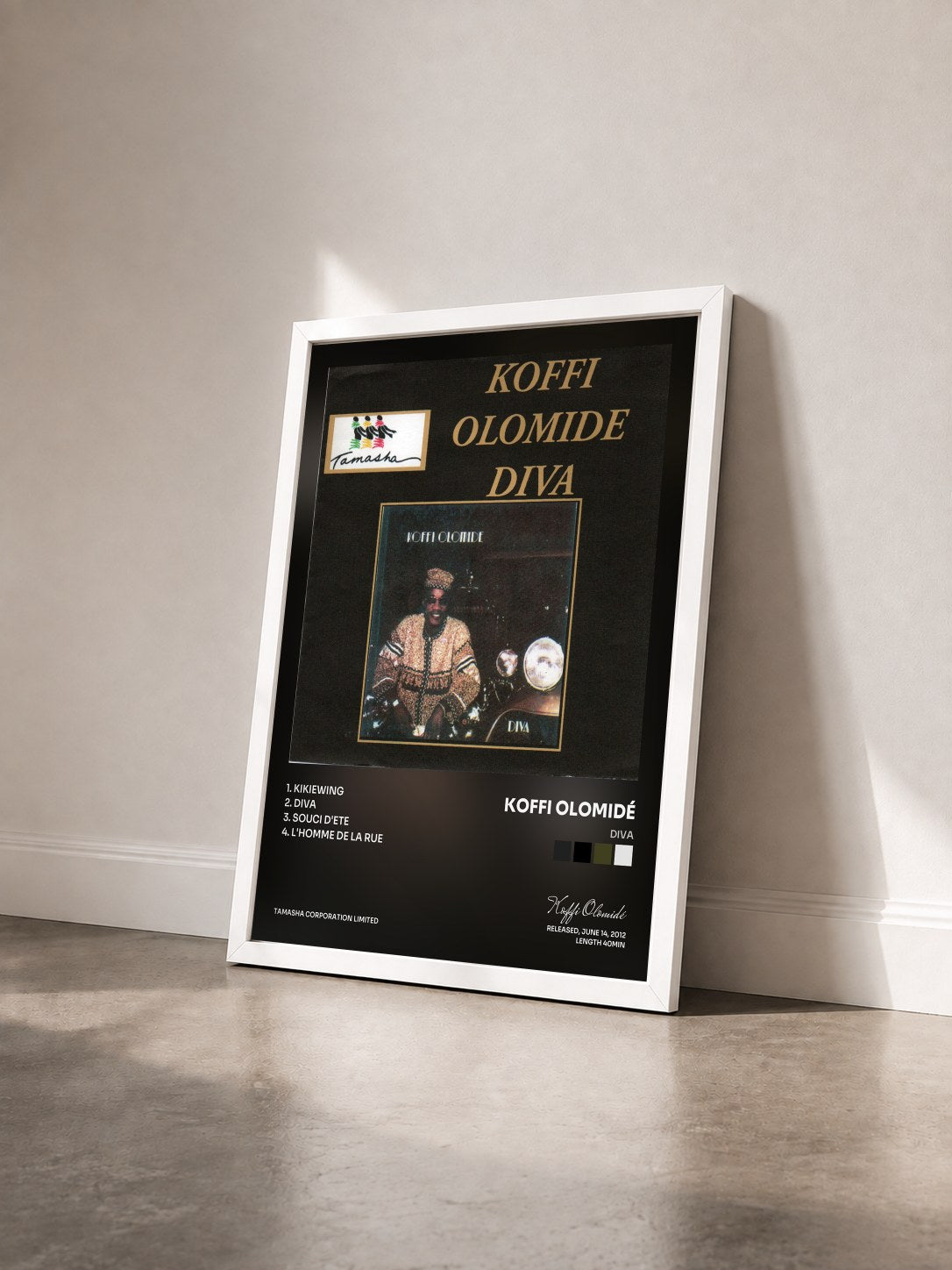 #blanc Tableau de l'album Diva de Koffi Olomidé vu de trois quarts, cadre blanc