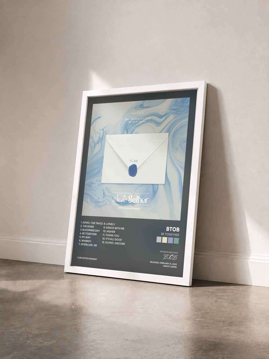 #blanc Tableau de l'album Be Together de BTOB vu de trois quarts, cadre blanc
