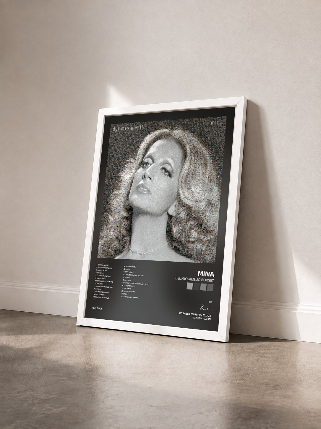 #blanc Tableau de l'album Del Mio Meglio Boxset de Mina vu de trois quarts, cadre blanc