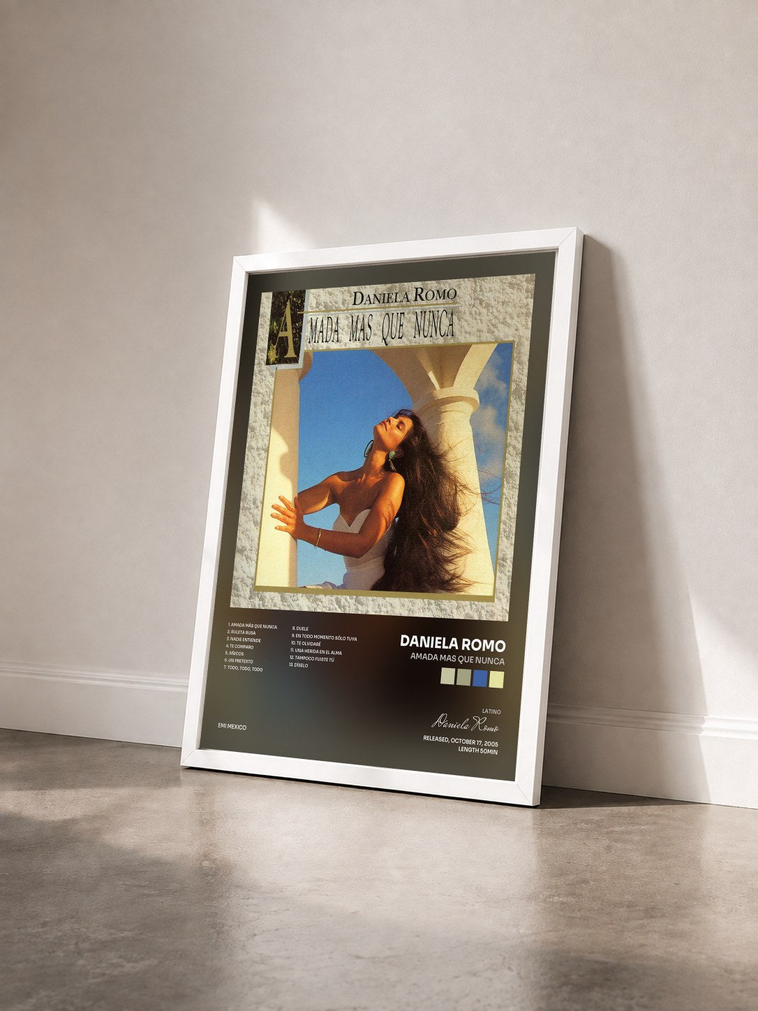 #blanc Tableau de l'album Amada Mas Que Nunca de Daniela Romo vu de trois quarts, cadre blanc