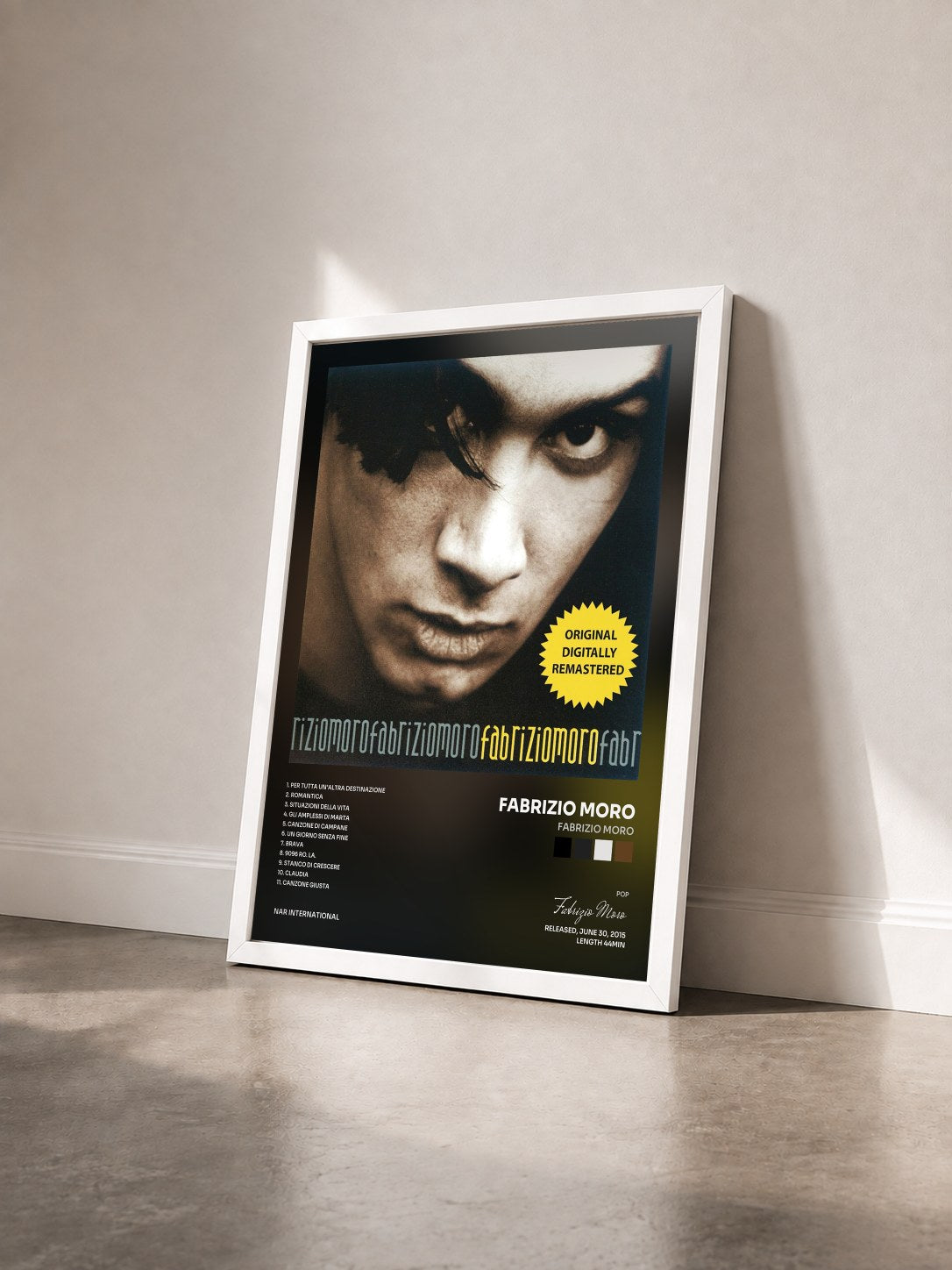 #blanc Tableau de l'album Fabrizio Moro de Fabrizio Moro vu de trois quarts, cadre blanc