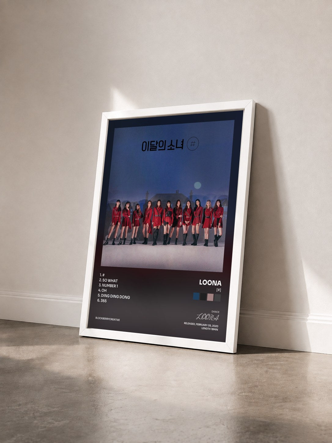 #blanc Tableau de l'album [#] de LOONA vu de trois quarts, cadre blanc