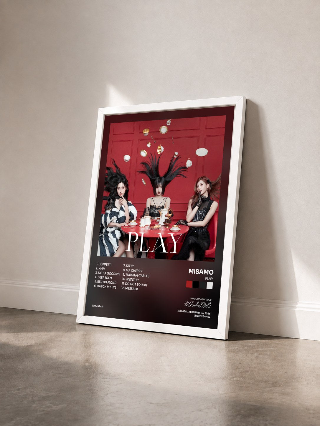 #blanc Tableau de l'album PLAY de MISAMO vu de trois quarts, cadre blanc