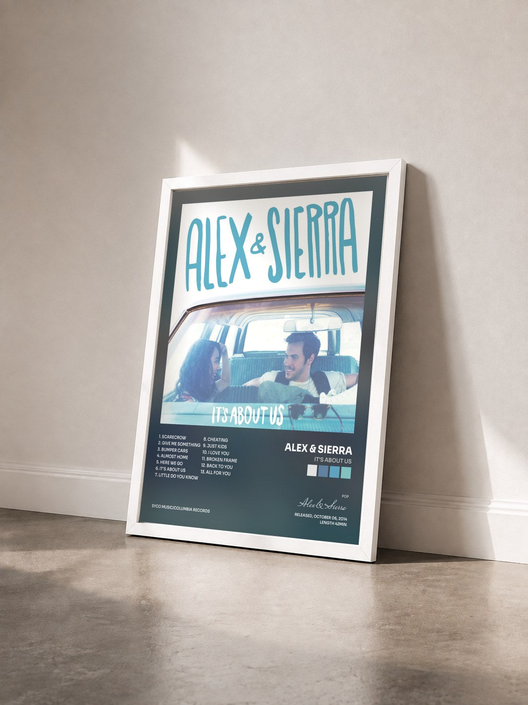 #blanc Tableau de l'album It's About Us de Alex & Sierra vu de trois quarts, cadre blanc