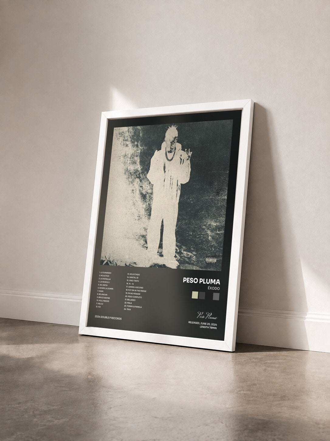 #blanc Tableau de l'album ÉXODO de Peso Pluma vu de trois quarts, cadre blanc