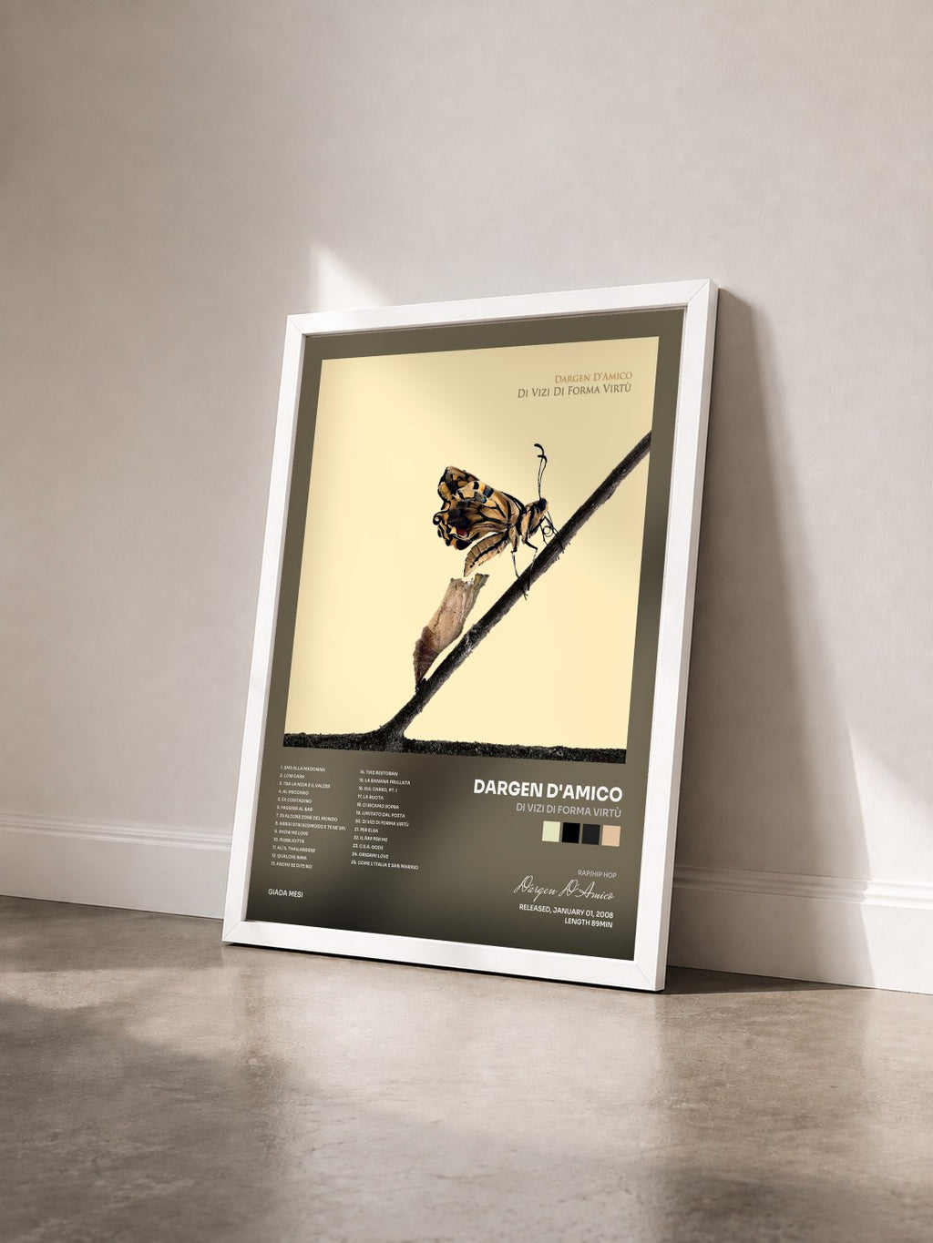 #blanc Tableau de l'album Di vizi di forma virtù de Dargen D'Amico vu de trois quarts, cadre blanc
