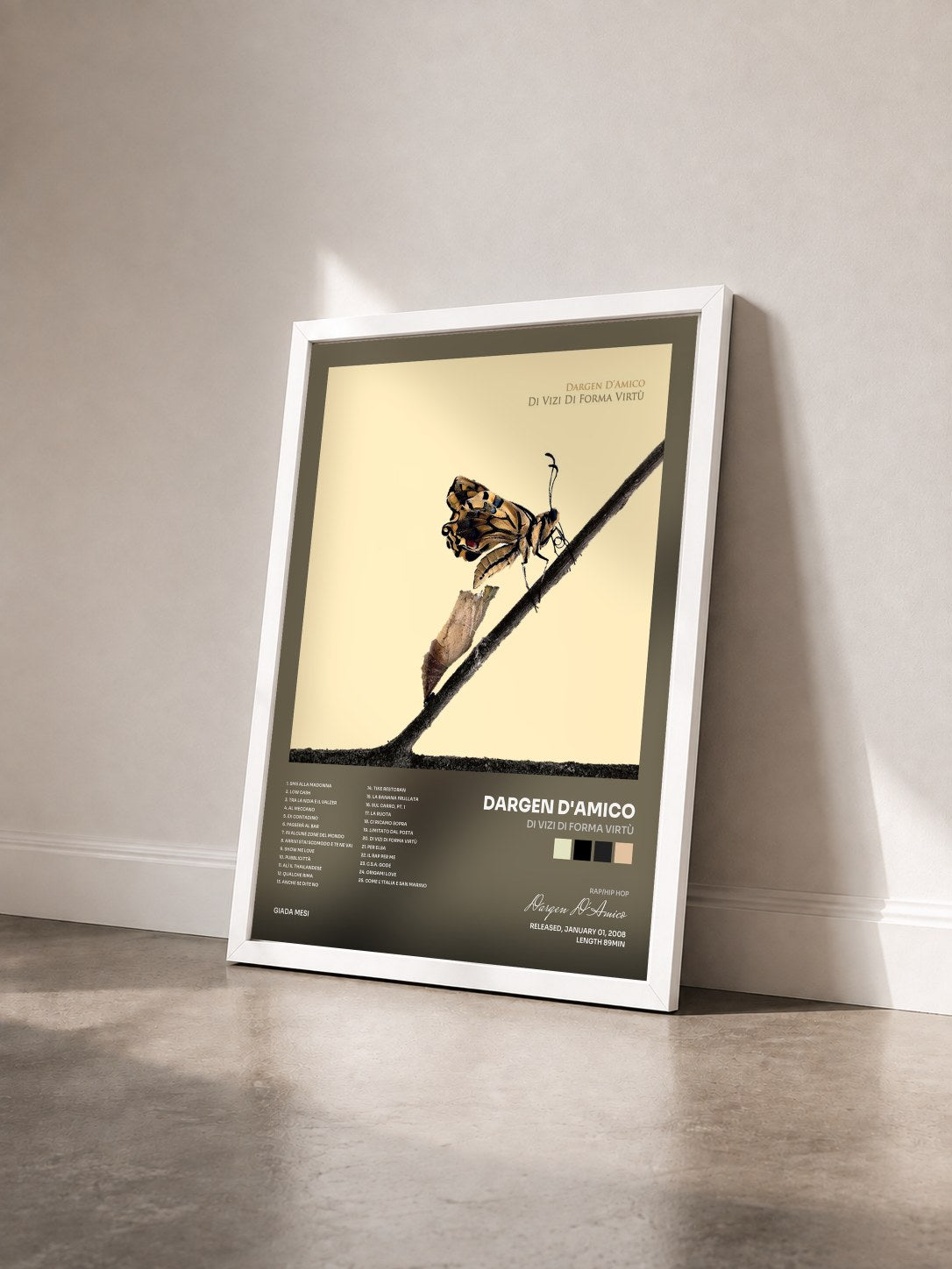 #blanc Tableau de l'album Di vizi di forma virtù de Dargen D'Amico vu de trois quarts, cadre blanc