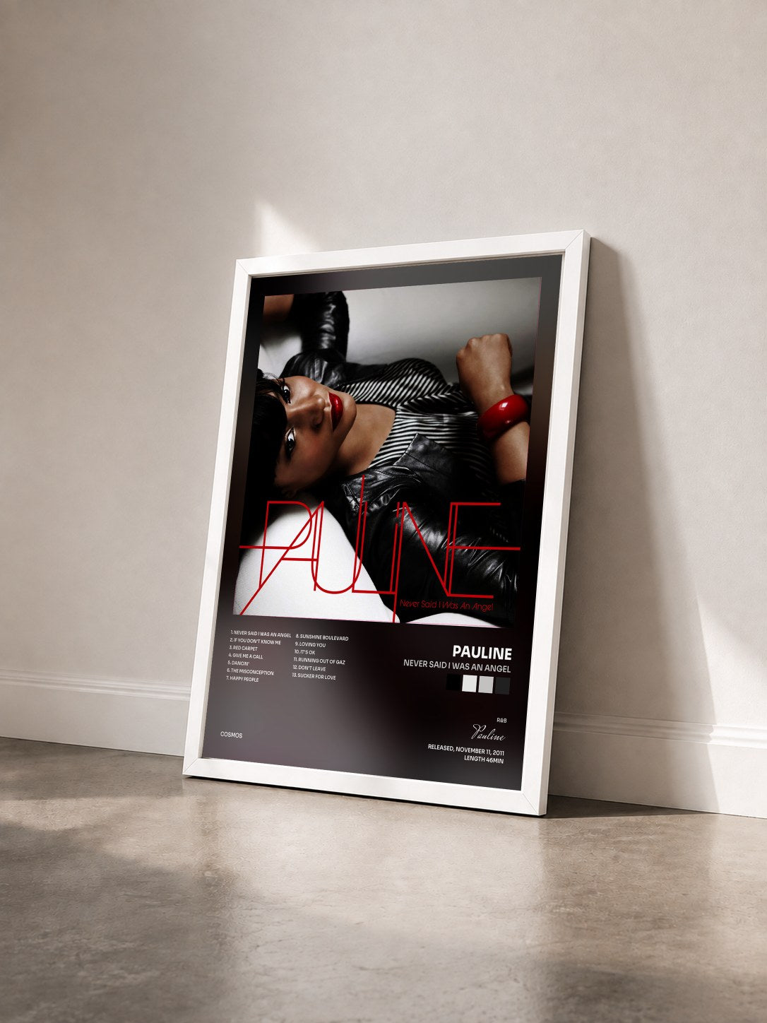 #blanc Tableau de l'album Never Said I Was An Angel de Pauline vu de trois quarts, cadre blanc