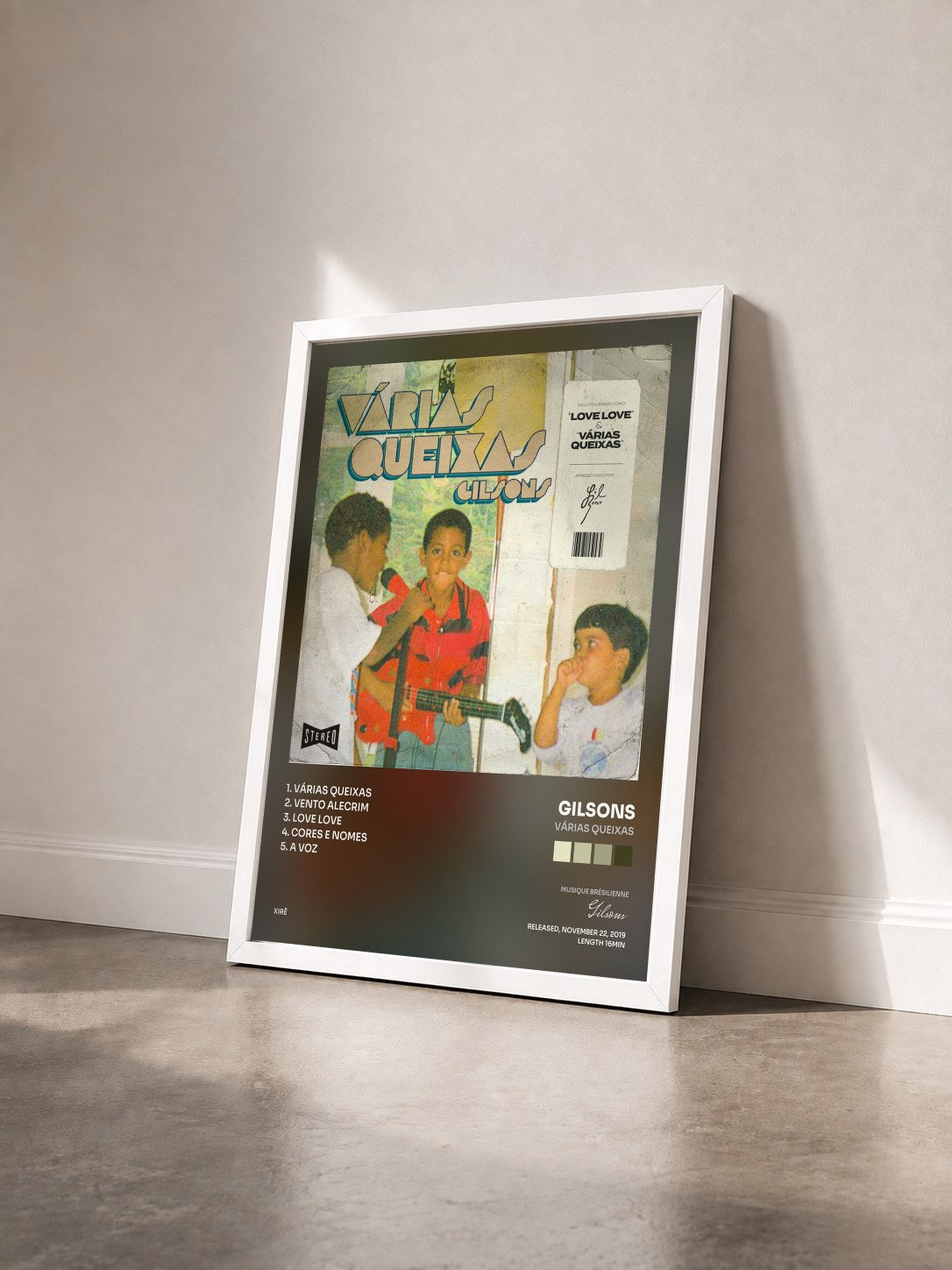 #blanc Tableau de l'album Várias Queixas de Gilsons vu de trois quarts, cadre blanc