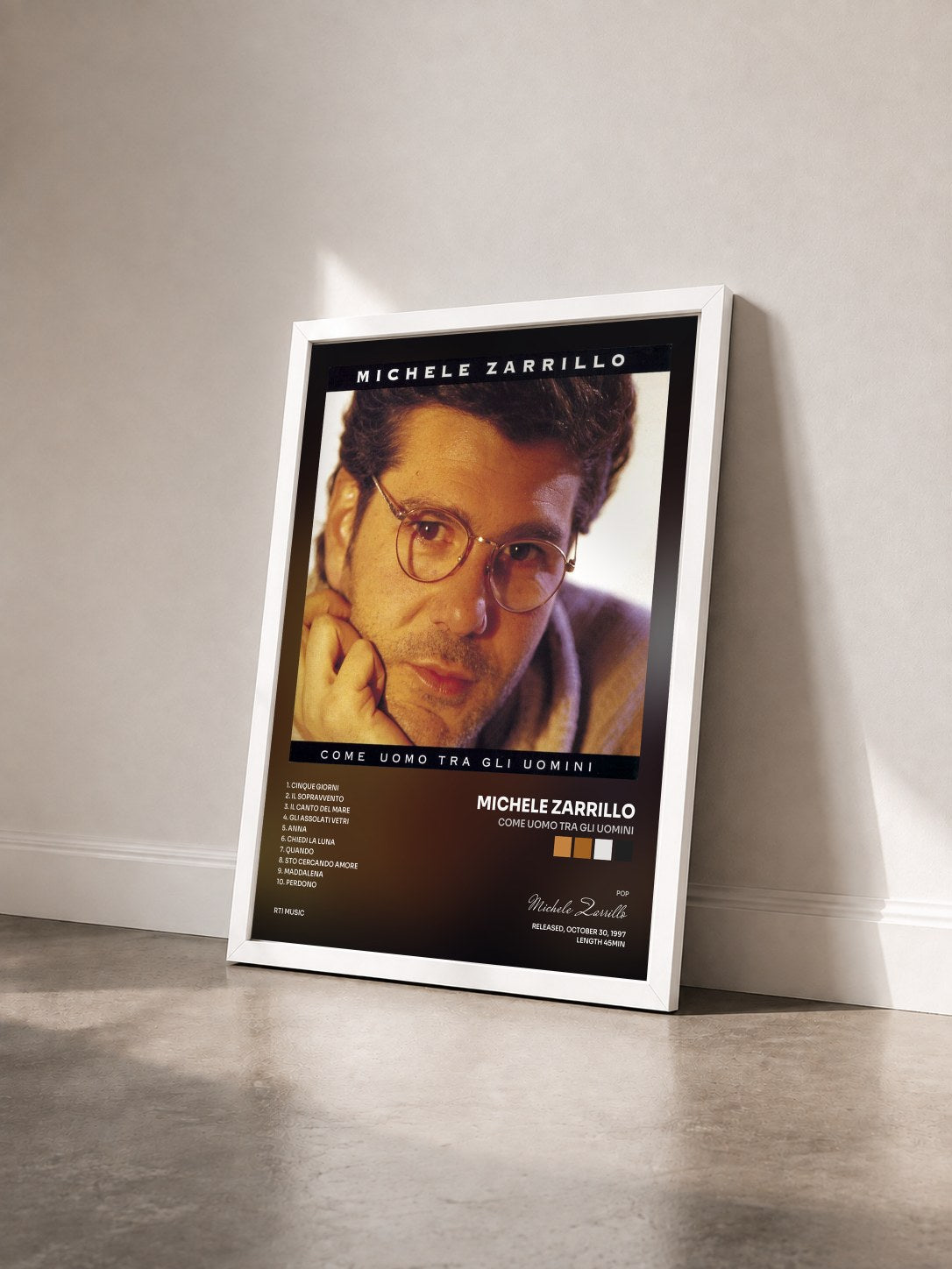 #blanc Tableau de l'album Come Uomo Tra Gli Uomini de Michele Zarrillo vu de trois quarts, cadre blanc