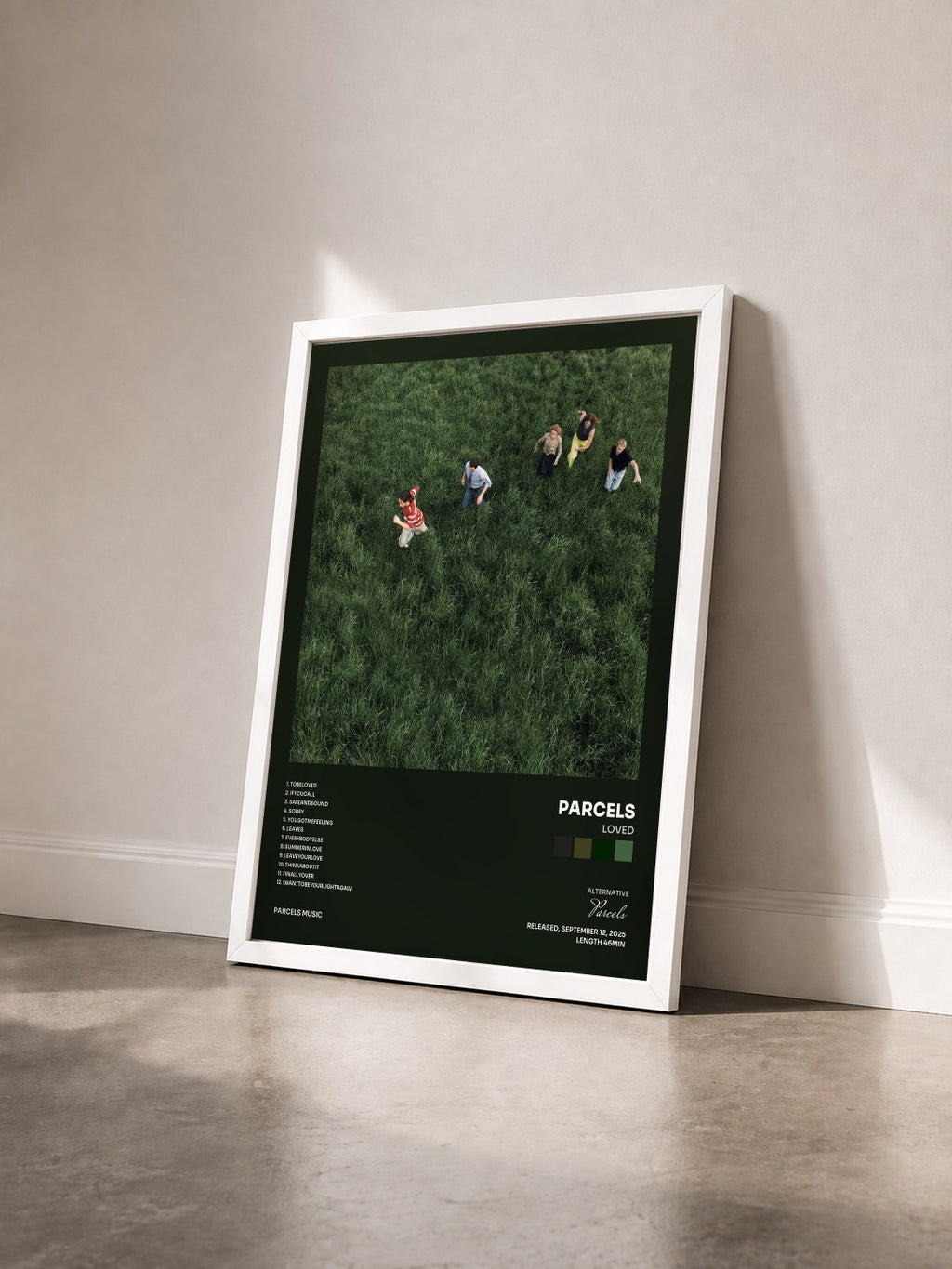 #blanc Tableau de l'album LOVED de Parcels vu de trois quarts, cadre blanc
