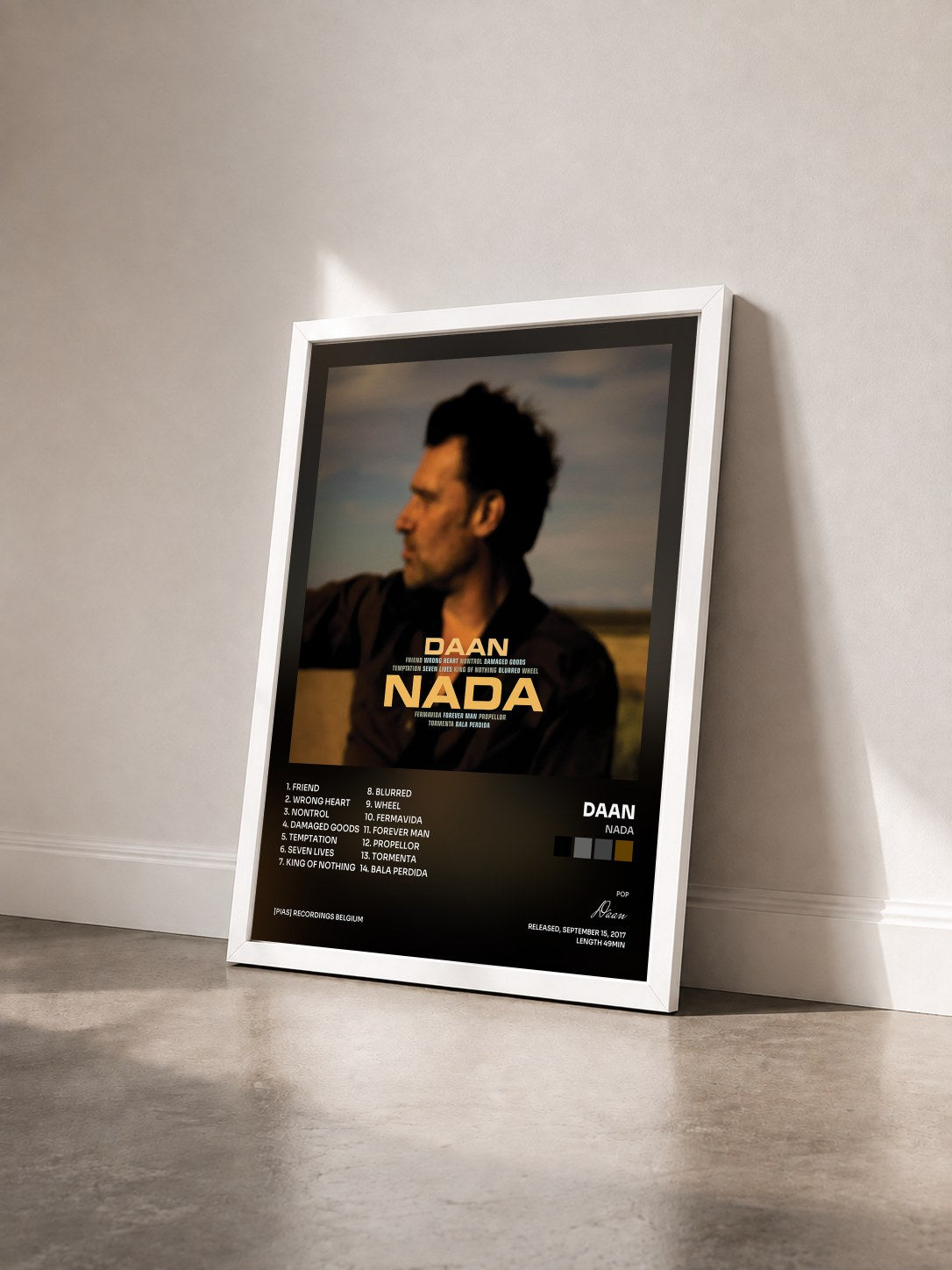 #blanc Tableau de l'album Nada de Daan vu de trois quarts, cadre blanc