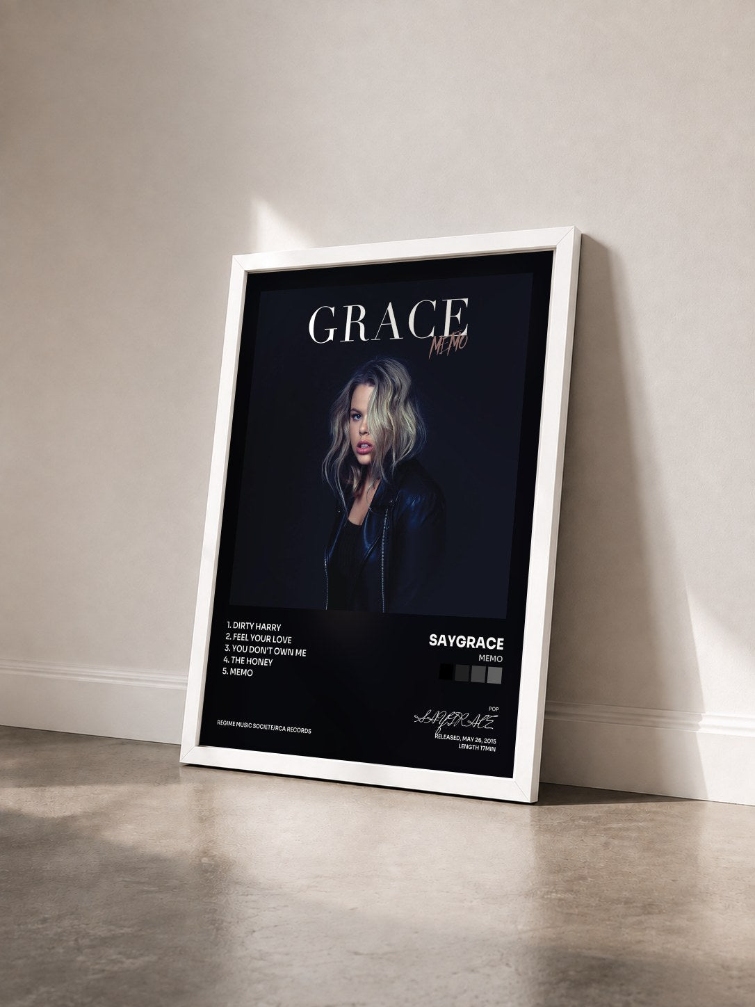 #blanc Tableau de l'album Memo de SAYGRACE vu de trois quarts, cadre blanc