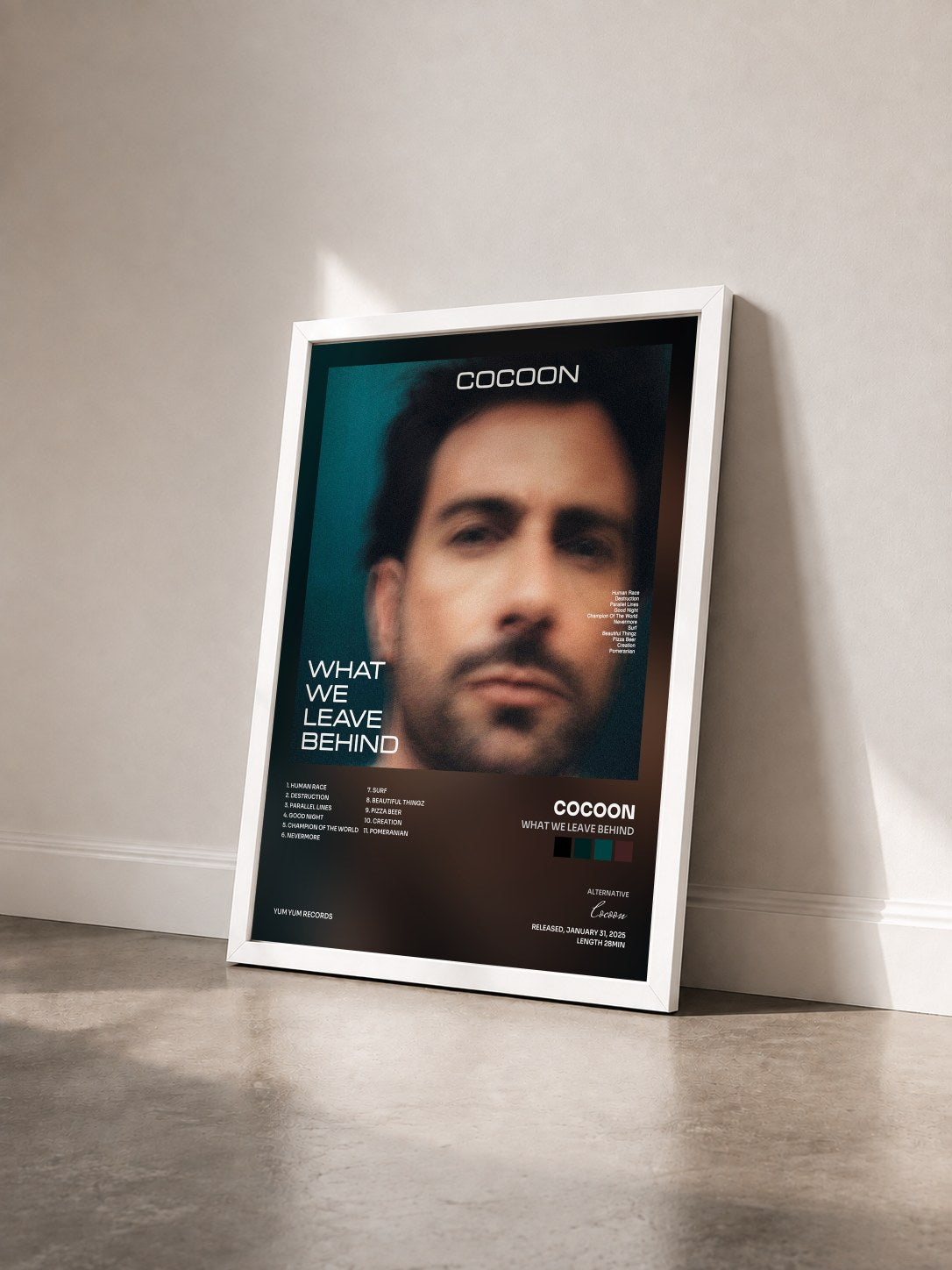 #blanc Tableau de l'album What We Leave Behind de Cocoon vu de trois quarts, cadre blanc