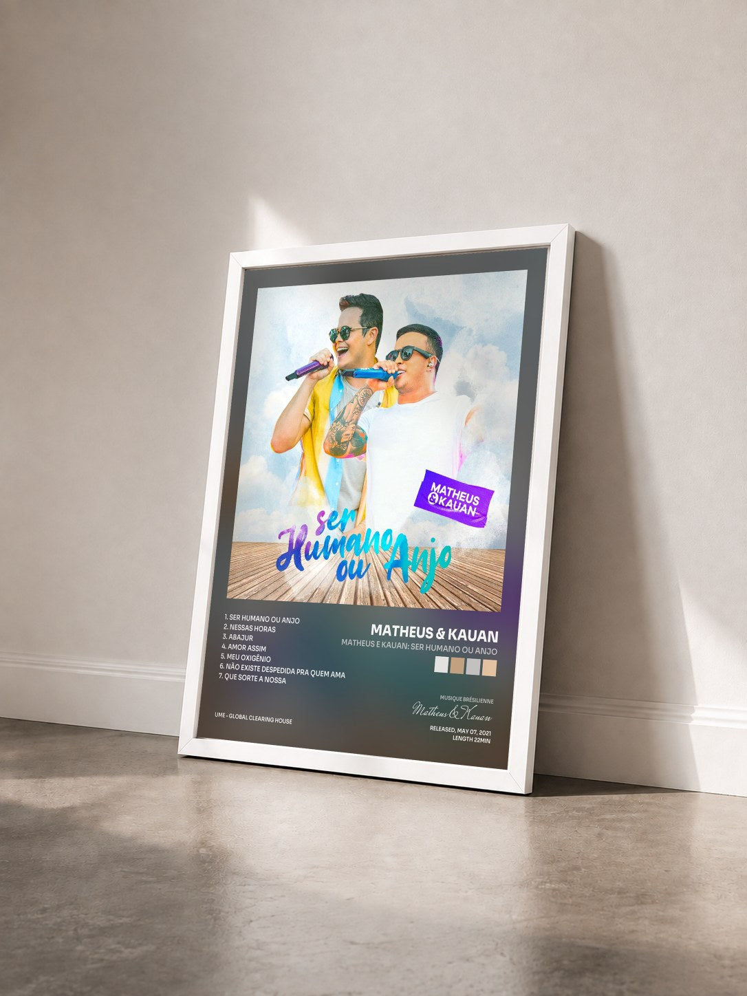 #blanc Tableau de l'album Matheus e Kauan: Ser Humano ou Anjo de Matheus & Kauan vu de trois quarts, cadre blanc