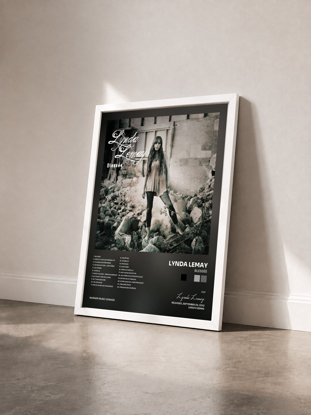 #blanc Tableau de l'album Blessée de Lynda Lemay vu de trois quarts, cadre blanc