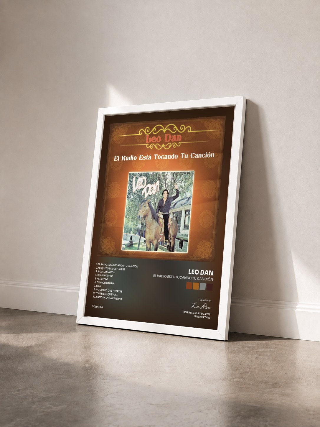 #blanc Tableau de l'album El Radio Esta Tocando Tu Canción de Leo Dan vu de trois quarts, cadre blanc