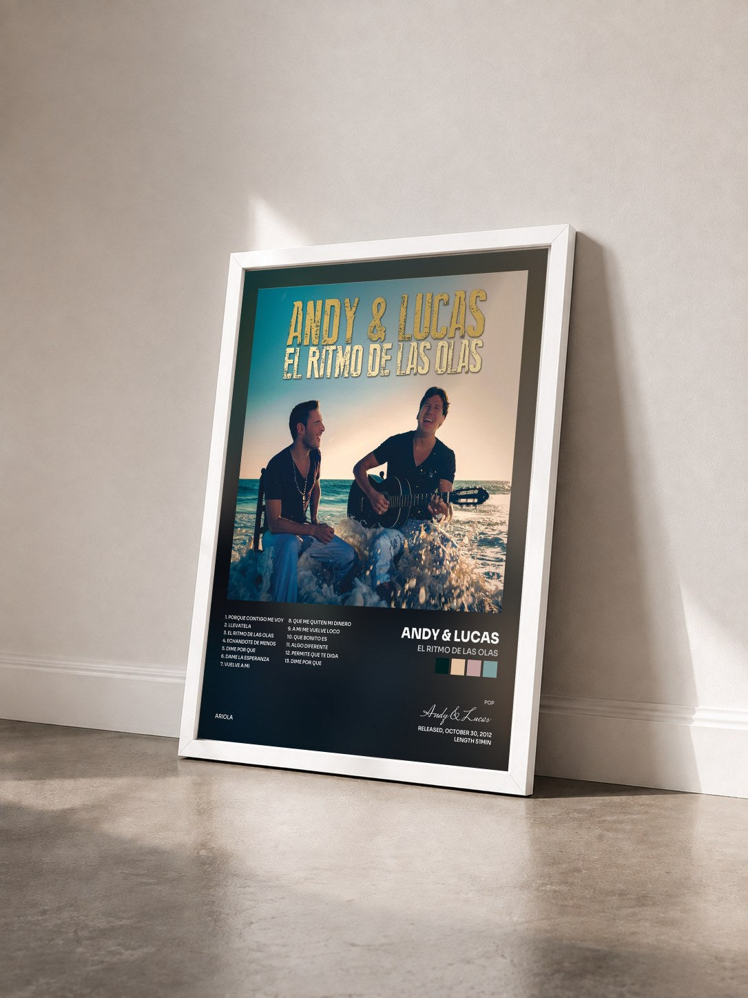 #blanc Tableau de l'album El Ritmo De Las Olas de Andy & Lucas vu de trois quarts, cadre blanc