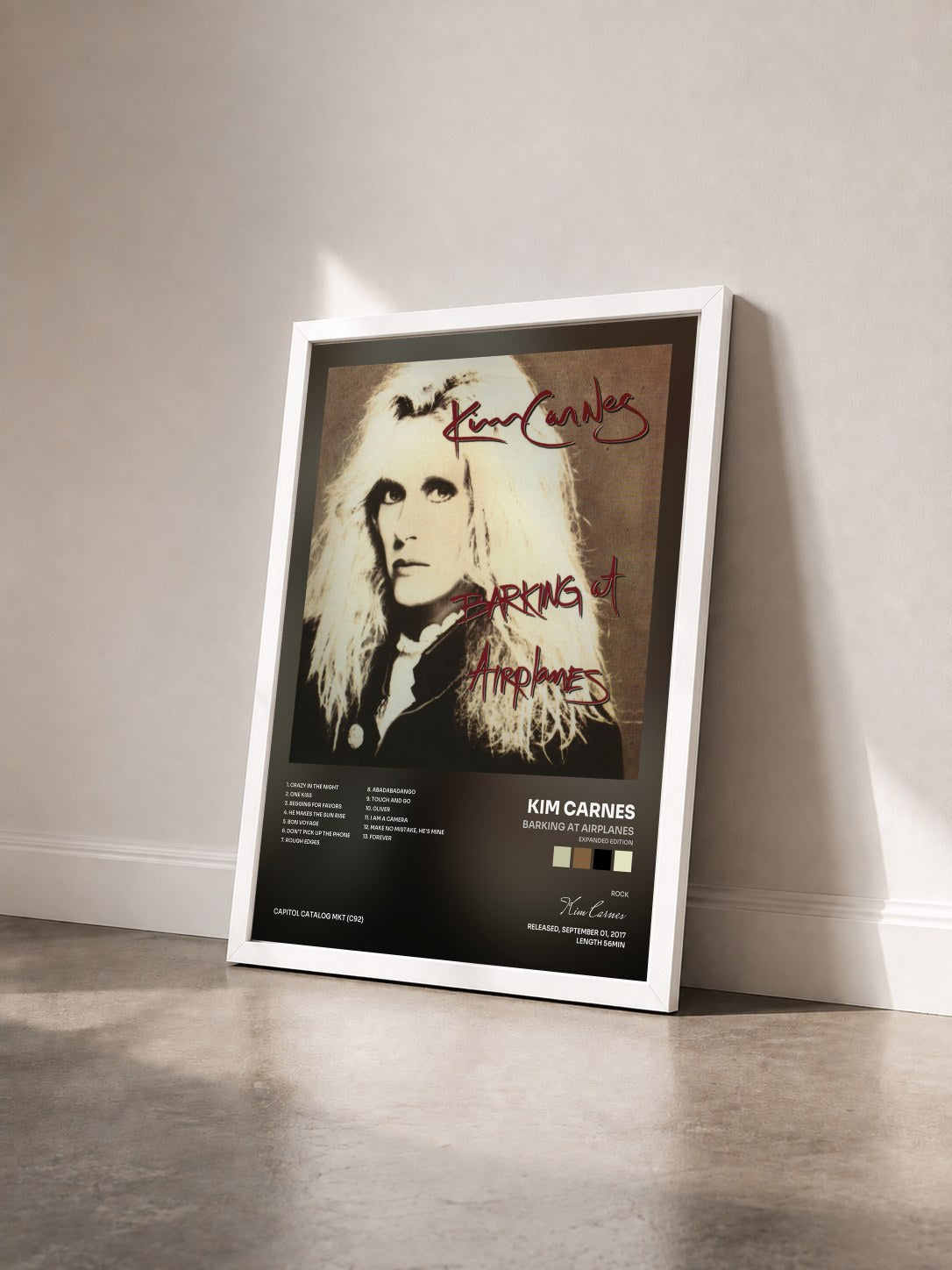 #blanc Tableau de l'album Barking At Airplanes (Expanded Edition) de Kim Carnes vu de trois quarts, cadre blanc