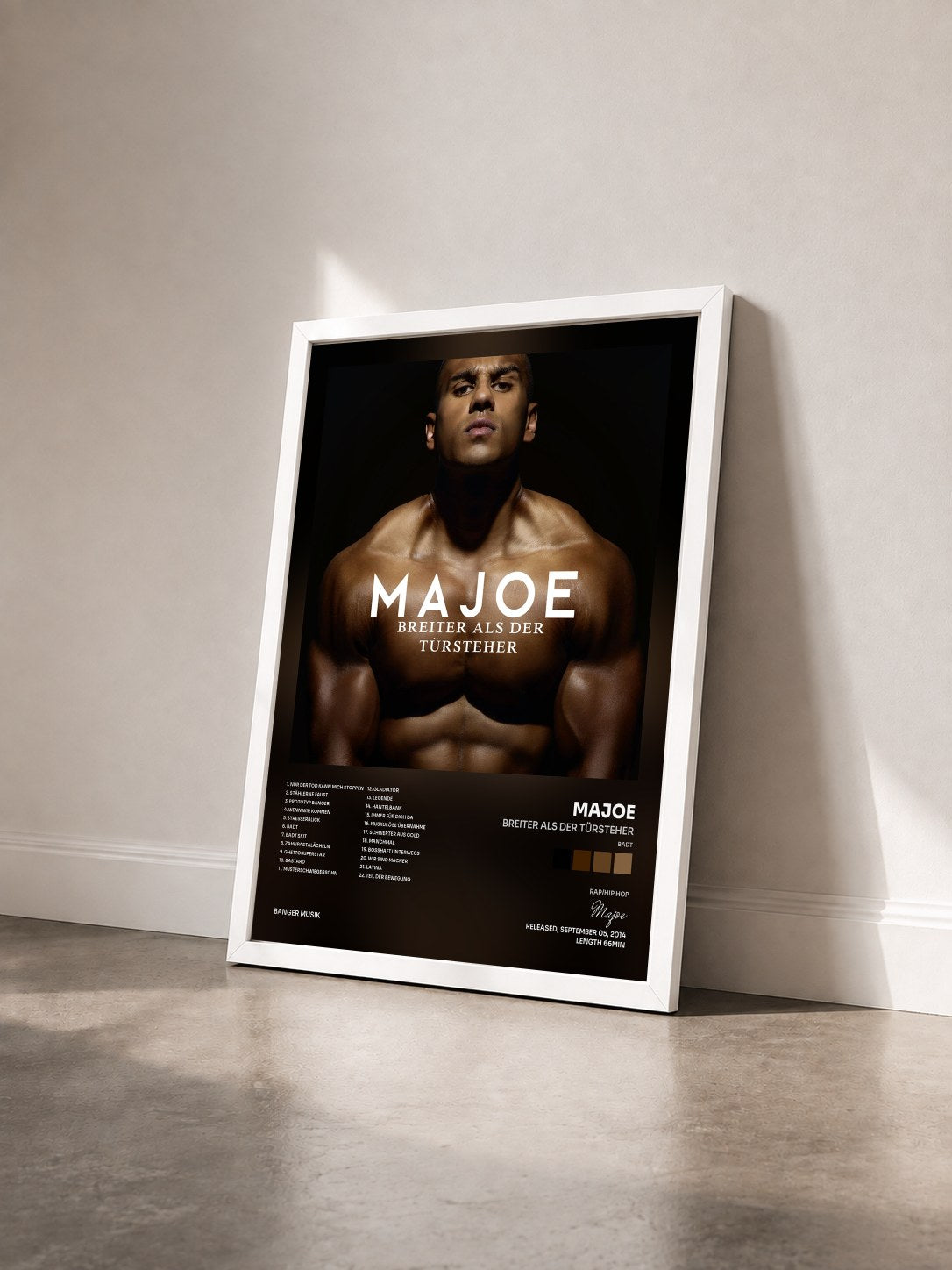 #blanc Tableau de l'album Breiter als der Türsteher (BADT) [Deluxe Version] de Majoe vu de trois quarts, cadre blanc