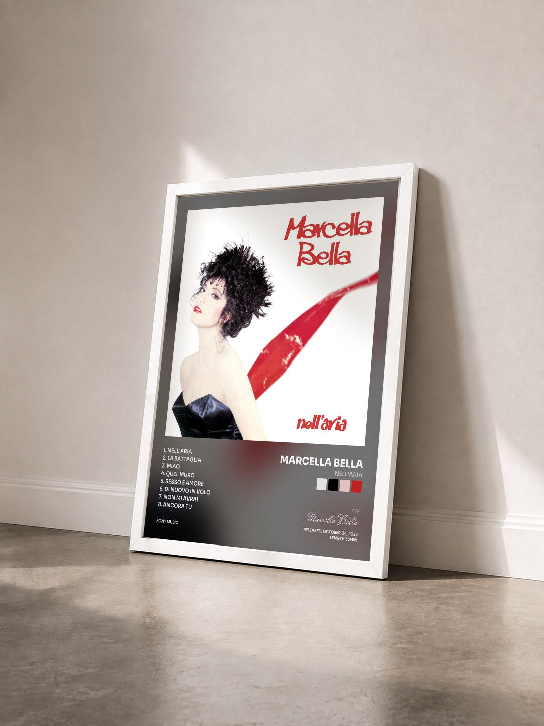 #blanc Tableau de l'album Nell'aria de Marcella Bella vu de trois quarts, cadre blanc