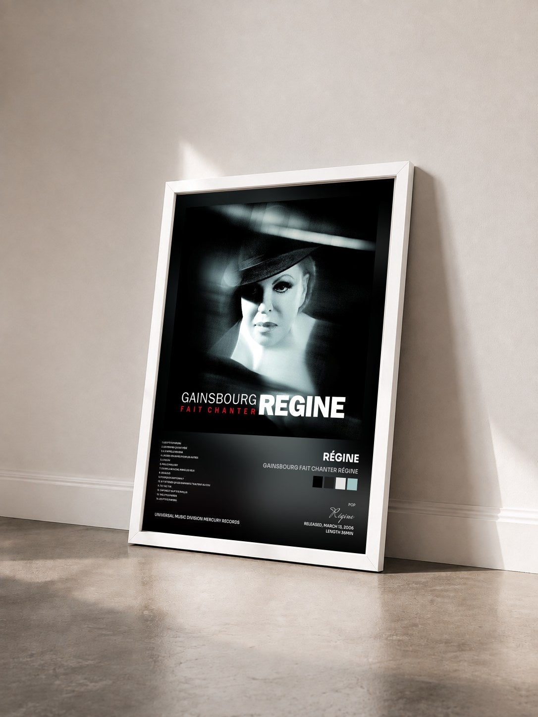 #blanc Tableau de l'album Gainsbourg Fait Chanter Régine de Régine vu de trois quarts, cadre blanc