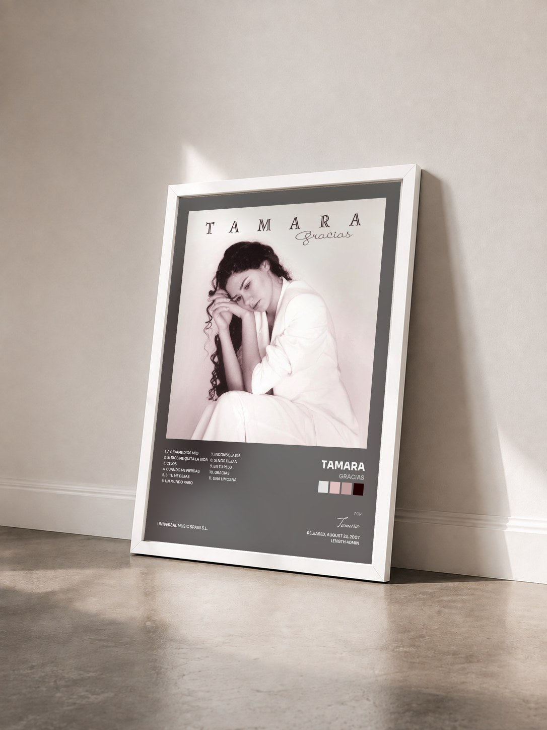 #blanc Tableau de l'album Gracias de Tamara vu de trois quarts, cadre blanc
