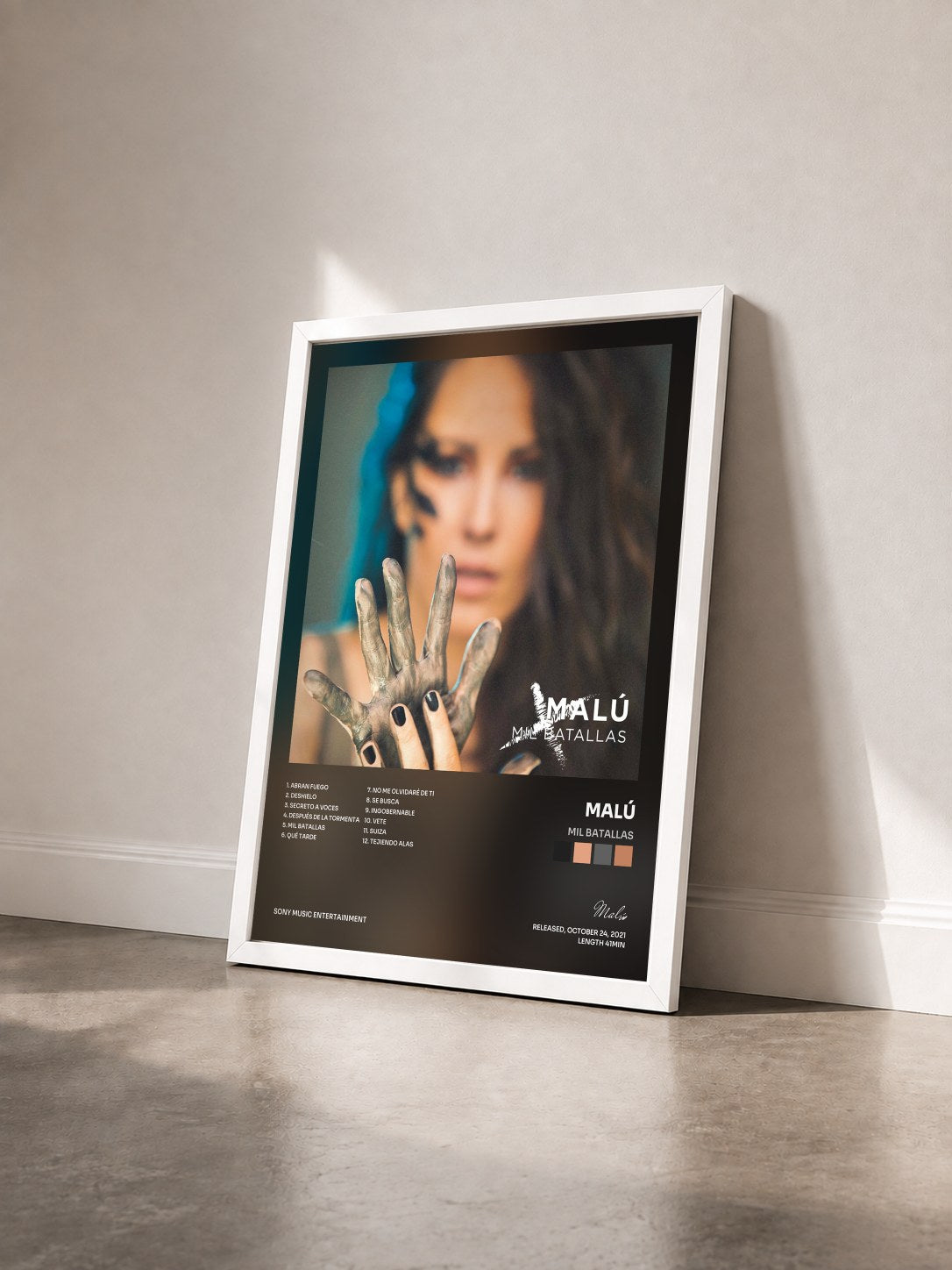 #blanc Tableau de l'album Mil Batallas de Malú vu de trois quarts, cadre blanc