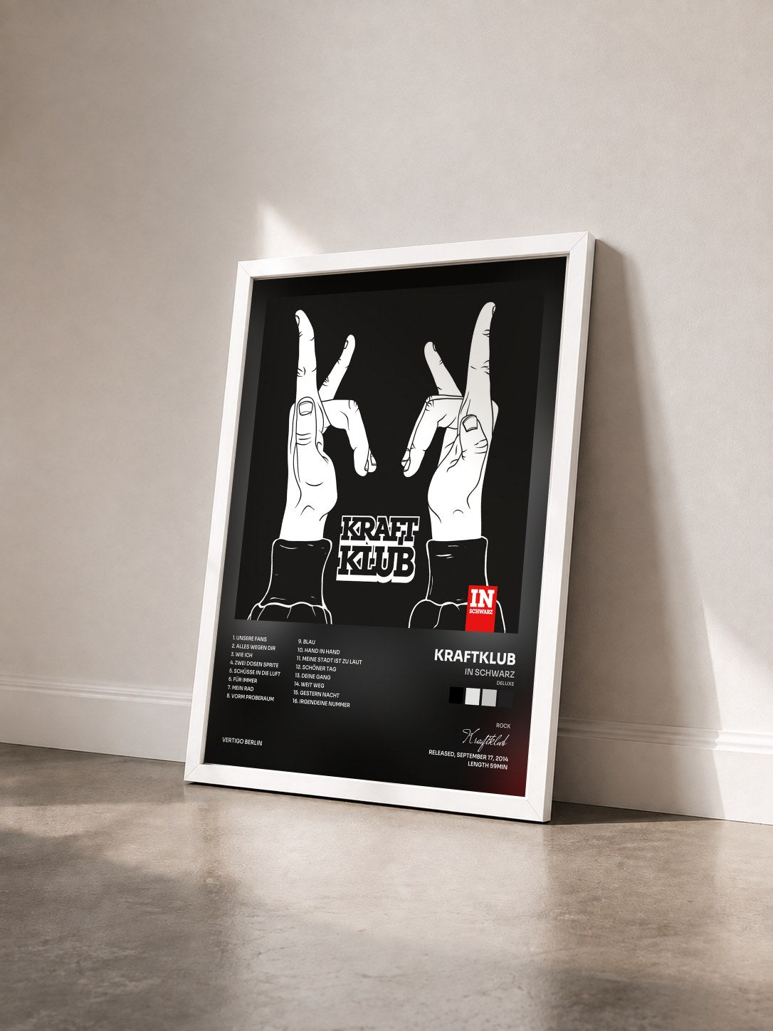 #blanc Tableau de l'album In Schwarz (Deluxe) de Kraftklub vu de trois quarts, cadre blanc