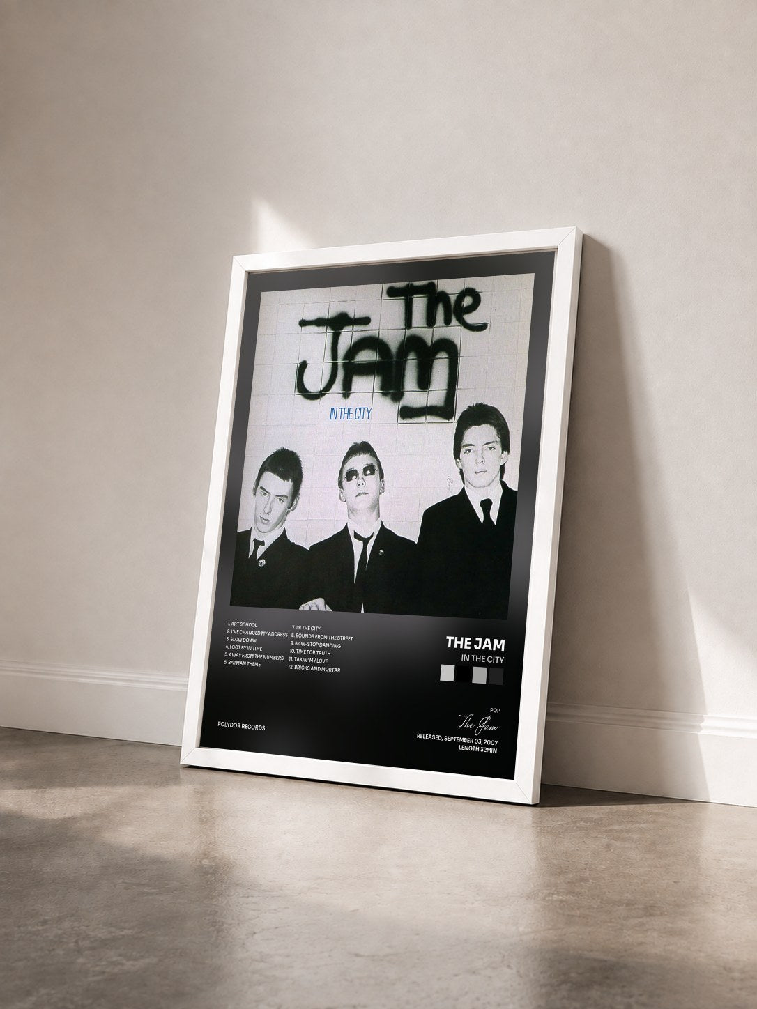 #blanc Tableau de l'album In The City de The Jam vu de trois quarts, cadre blanc