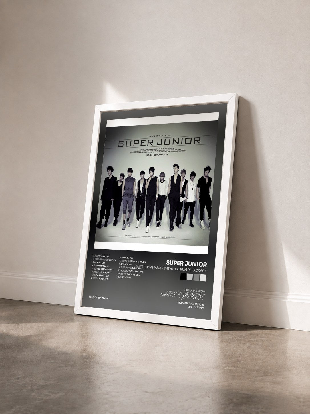 #blanc Tableau de l'album 미인아 Bonamana - The 4th Album Repackage de SUPER JUNIOR vu de trois quarts, cadre blanc