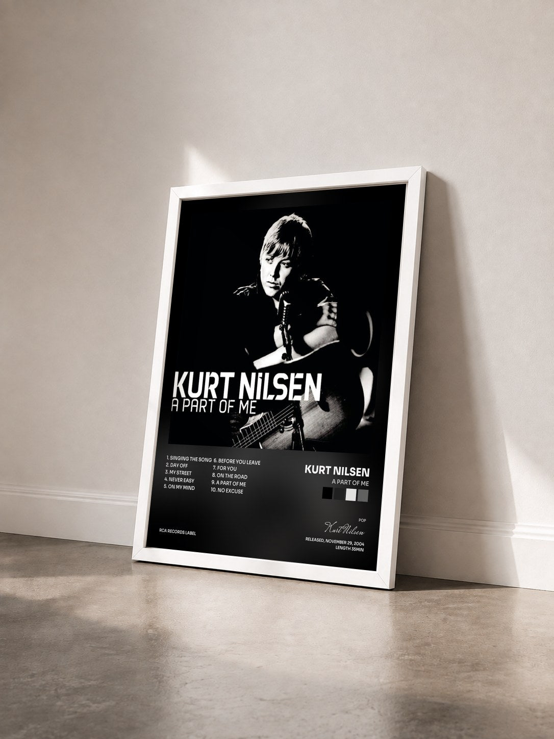 #blanc Tableau de l'album A Part Of Me de Kurt Nilsen vu de trois quarts, cadre blanc