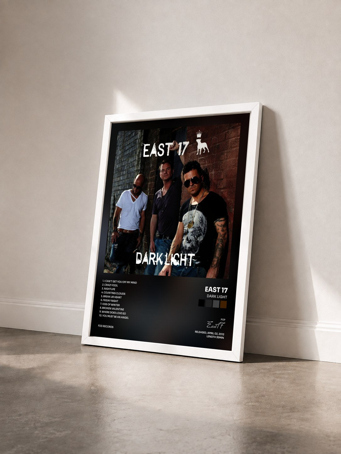 #blanc Tableau de l'album Dark Light de East 17 vu de trois quarts, cadre blanc