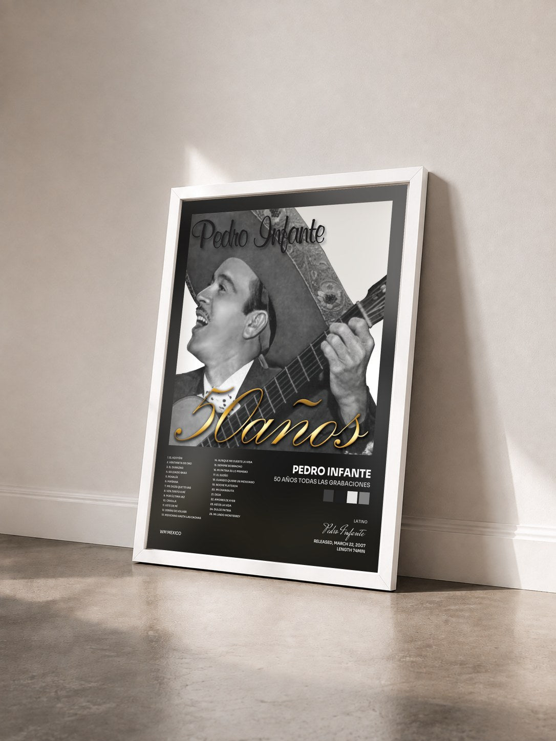 #blanc Tableau de l'album 50 años todas las grabaciones de Pedro Infante vu de trois quarts, cadre blanc
