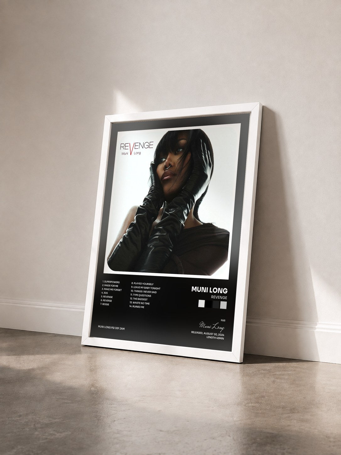 #blanc Tableau de l'album Revenge de Muni Long vu de trois quarts, cadre blanc