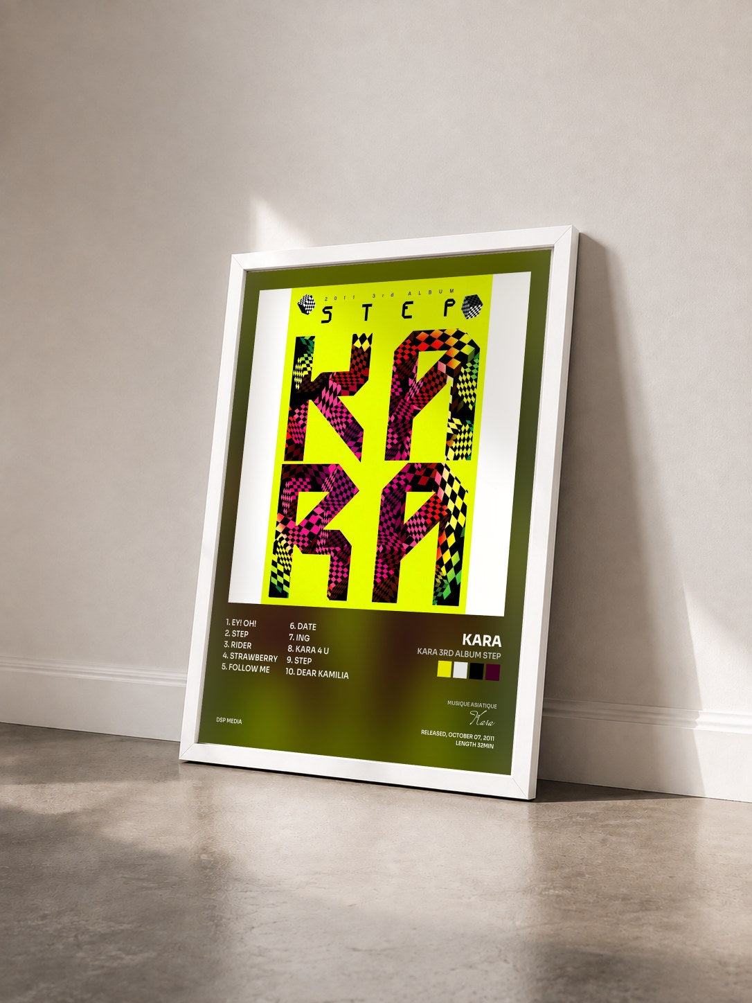 #blanc Tableau de l'album KARA 3rd Album STEP de Kara vu de trois quarts, cadre blanc