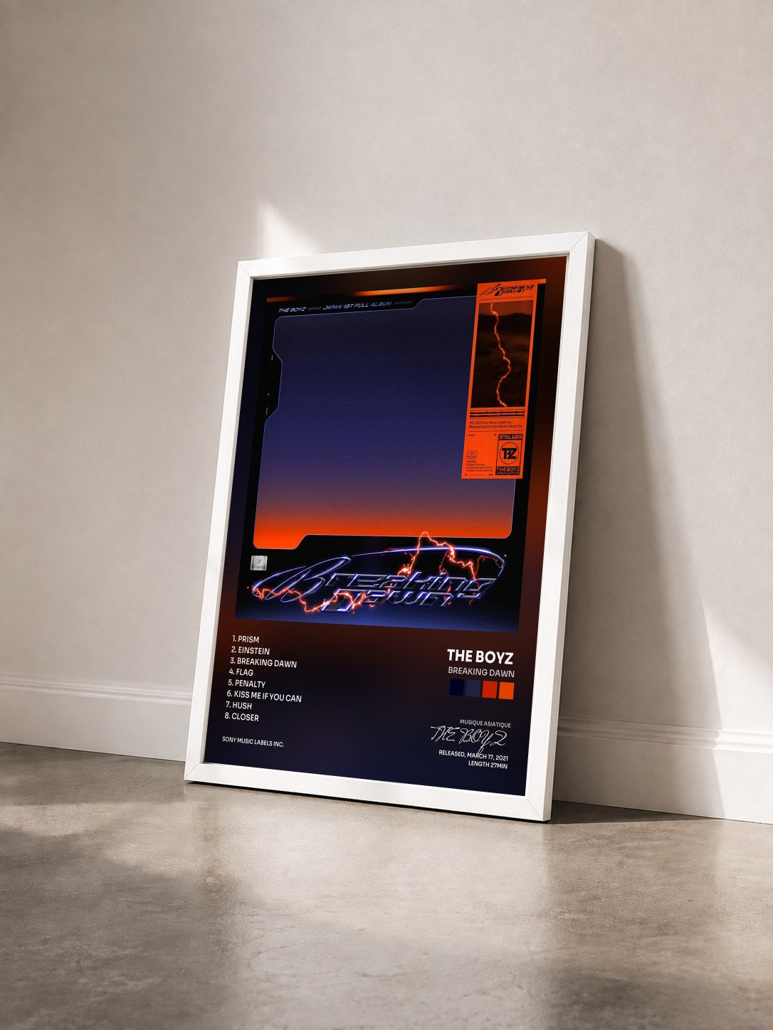 #blanc Tableau de l'album Breaking Dawn de THE BOYZ  vu de trois quarts, cadre blanc