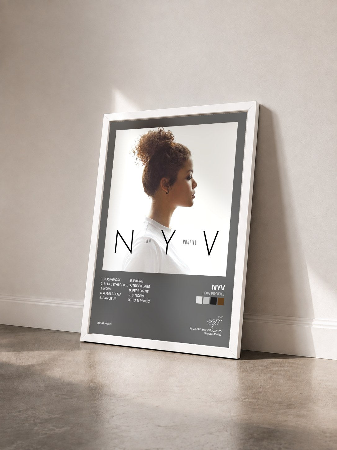 #blanc Tableau de l'album Low Profile de NYV vu de trois quarts, cadre blanc