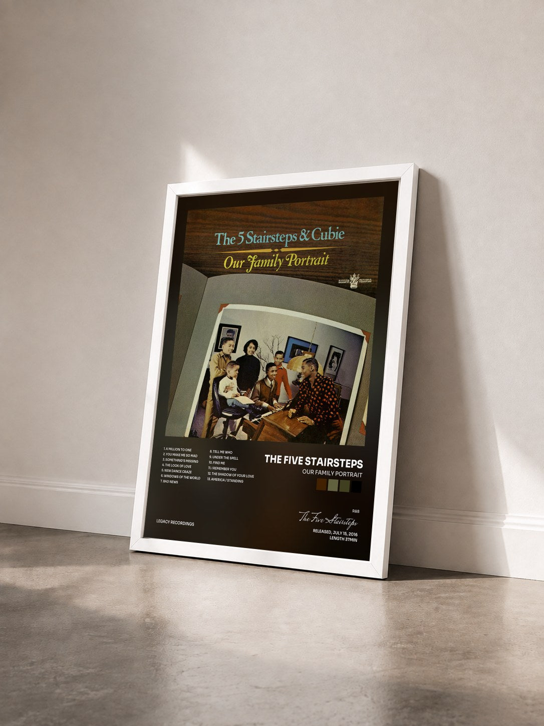 #blanc Tableau de l'album Our Family Portrait de The Five Stairsteps vu de trois quarts, cadre blanc