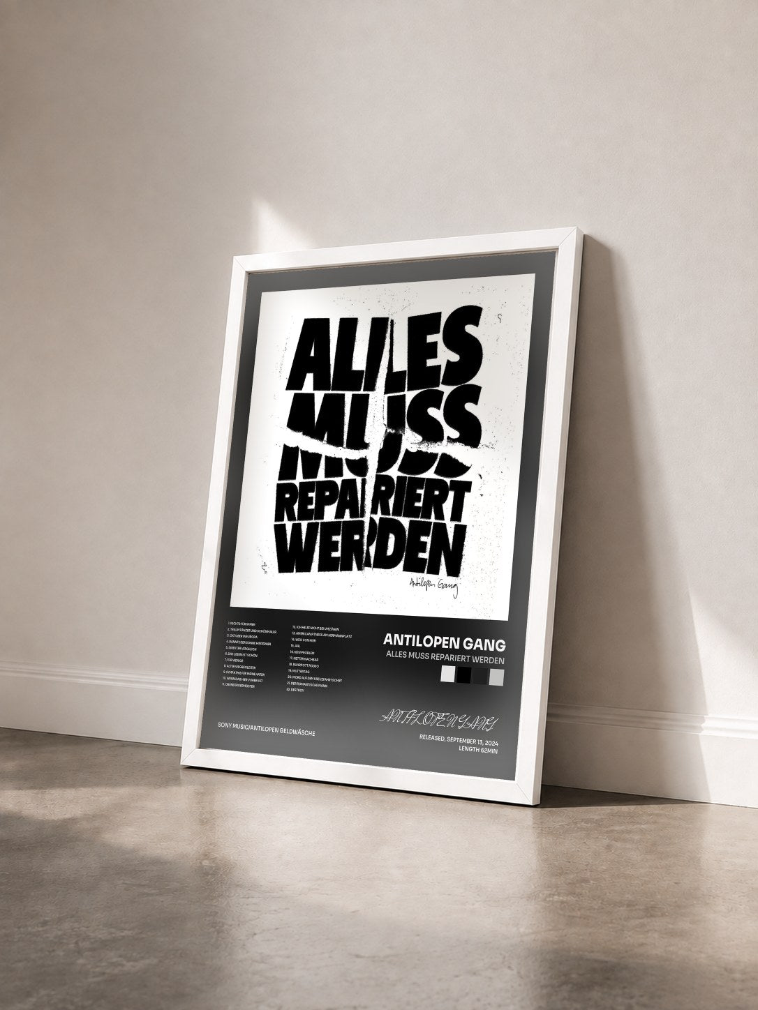 #blanc Tableau de l'album Alles muss repariert werden de ANTILOPEN GANG vu de trois quarts, cadre blanc