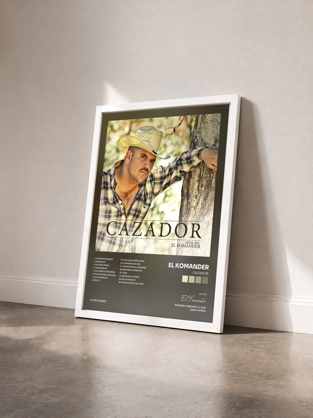 #blanc Tableau de l'album Cazador de El Komander vu de trois quarts, cadre blanc
