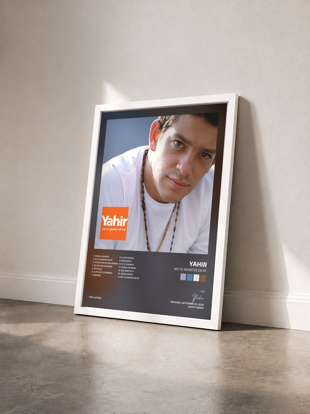 #blanc Tableau de l'album No Te Apartes De Mí de Yahir vu de trois quarts, cadre blanc