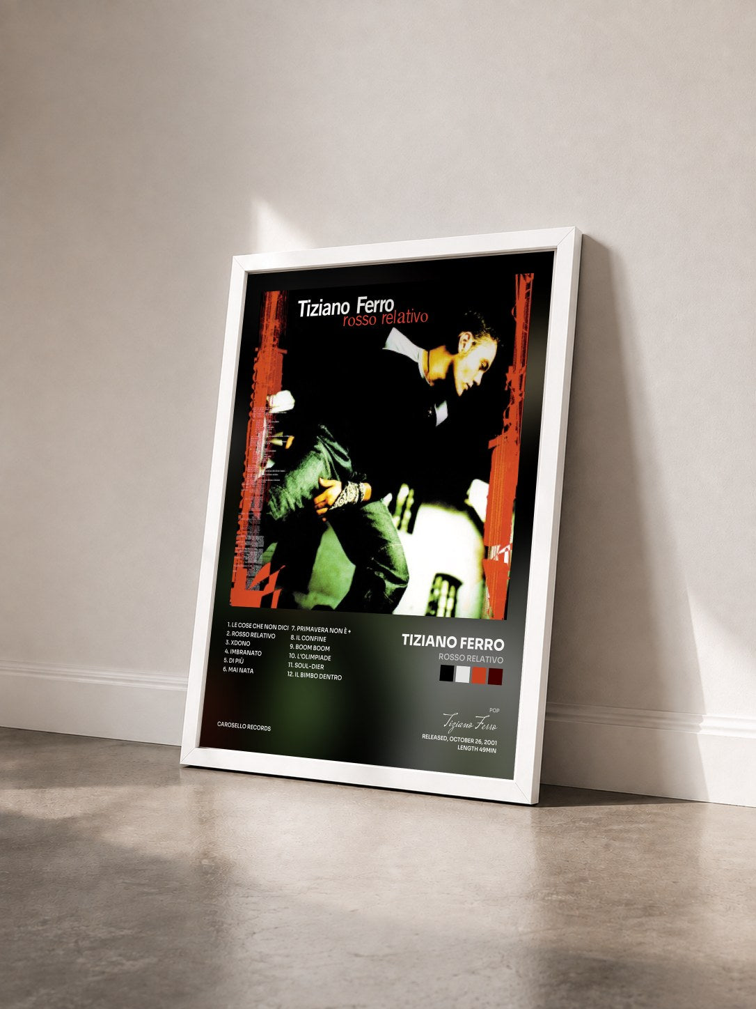 #blanc Tableau de l'album Rosso relativo de Tiziano Ferro vu de trois quarts, cadre blanc