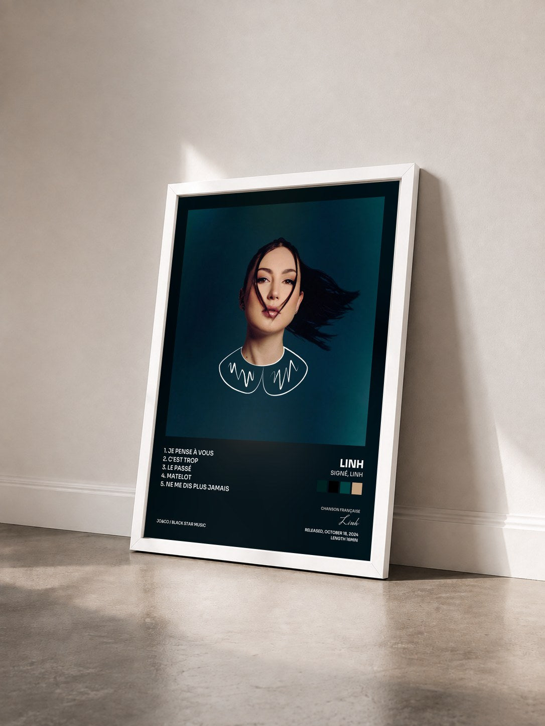 #blanc Tableau de l'album Signé, Linh de Linh vu de trois quarts, cadre blanc