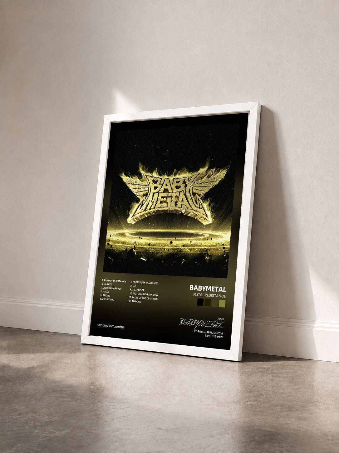 #blanc Tableau de l'album METAL RESISTANCE de BABYMETAL vu de trois quarts, cadre blanc